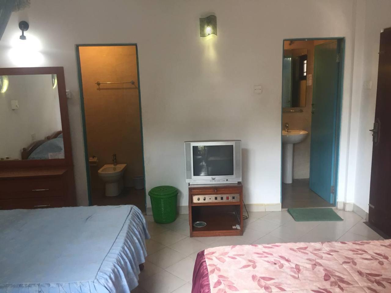 Hotel Shalini Anuradhapura Quarto foto